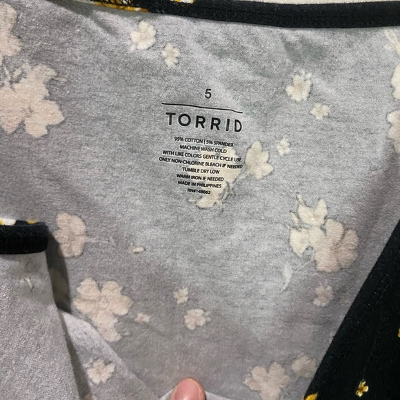 Torrid Foxy cami with flowers - Picture 2 of 4